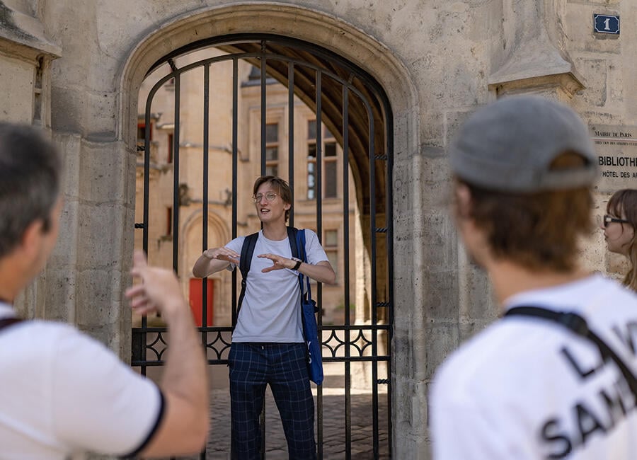 Guide talking to the group on a Marais tour