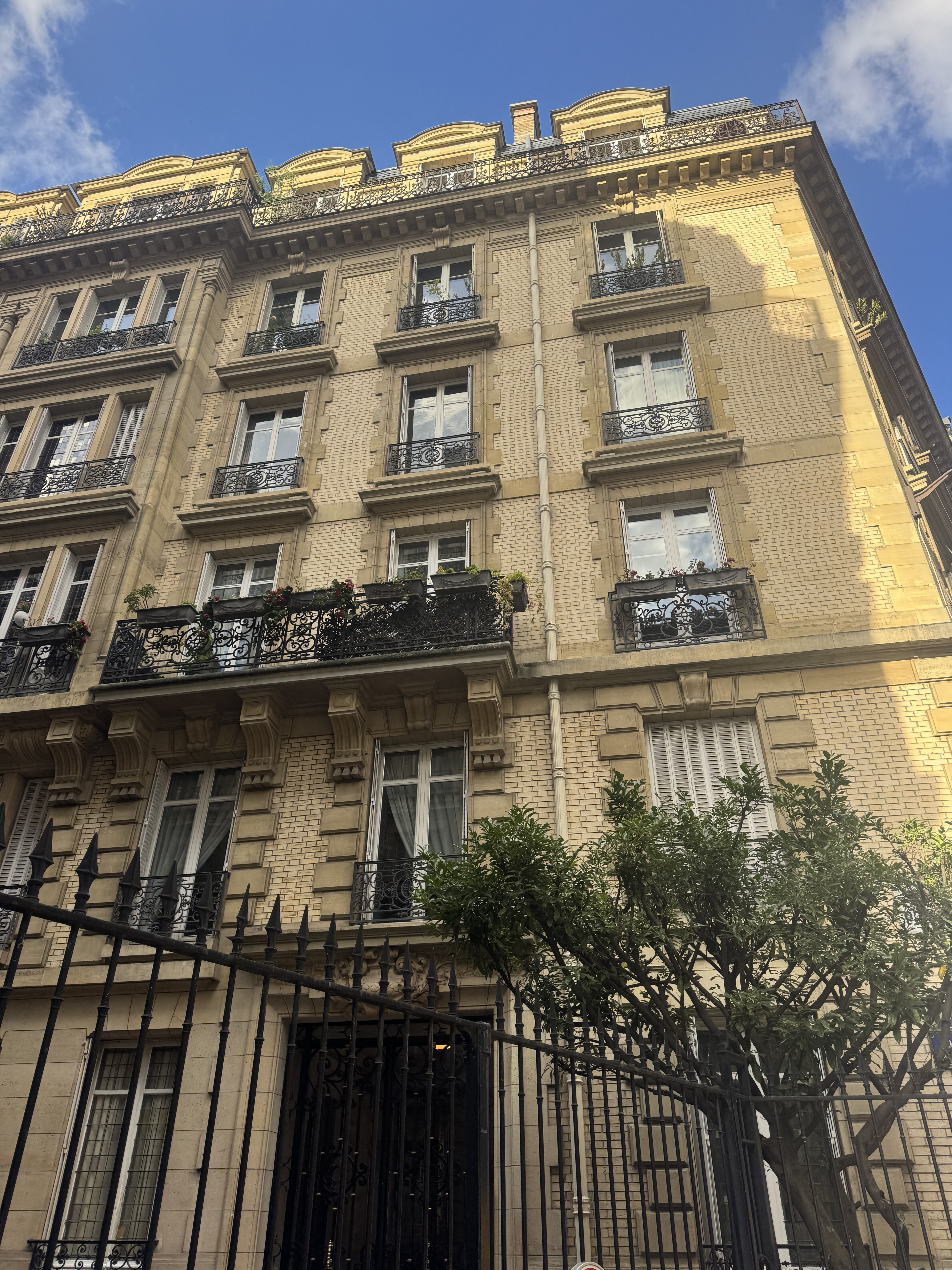 Exterior photo of what is said to be the most haunted apartment in Paris